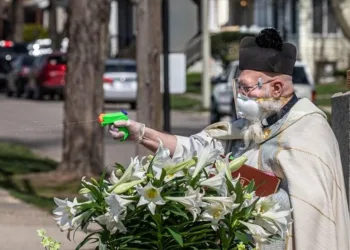 Katolik rahip ziyaretçileri su tabancısıyla kutsadı