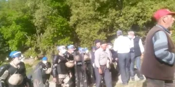 Bursa’da madene geçit vermeyen köylüler eylemde