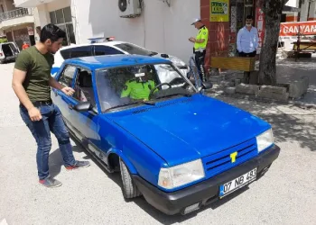Abart egzoz taktırıp ehliyetsiz trafiğe çıktı, cezası büyük oldu