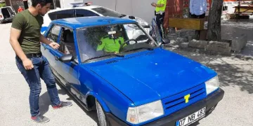 Abart egzoz taktırıp ehliyetsiz trafiğe çıktı, cezası büyük oldu