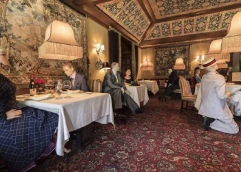 ABD’deki ünlü restorandan koronavirüse karşı “cansız manken” formülü