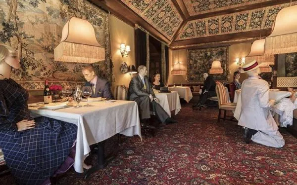 ABD’deki ünlü restorandan koronavirüse karşı “cansız manken” formülü