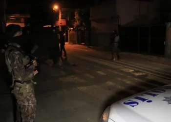 Adanada Bi̇r Evi̇n Bahçesi̇ne Ses Bombası Atıldı