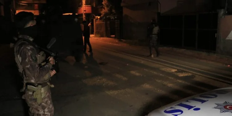 Adanada Bi̇r Evi̇n Bahçesi̇ne Ses Bombası Atıldı