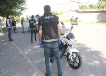 Adanada Bi̇r Mahalle 400 Poli̇sle 5 Gün Boyuncu Uyuşturucu Ablukasına Alındı
