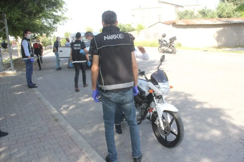 Adanada Bi̇r Mahalle 400 Poli̇sle 5 Gün Boyuncu Uyuşturucu Ablukasına Alındı