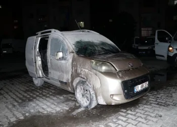 Adana’da iki şüpheli, park halindeki hafif ticari aracı kundakladı