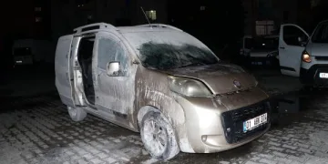 Adana’da iki şüpheli, park halindeki hafif ticari aracı kundakladı