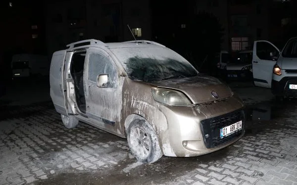 Adana’da iki şüpheli, park halindeki hafif ticari aracı kundakladı