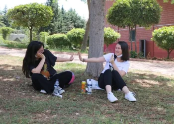 Adanada Poli̇s, Parklara Akın Eden Gençleri̇ Motosi̇kletle Gezdi̇rdi̇