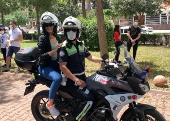 Adana’da polisten sokağa çıkan gençlere motosiklet jesti