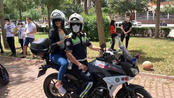 Adana’da polisten sokağa çıkan gençlere motosiklet jesti