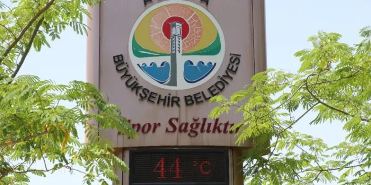 Adanada Termometreler 44 Dereceyi̇ Gördü