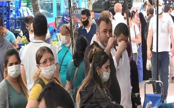 Adım atacak yer kalmadı… Avcılar’daki semt pazarında akıl almaz yoğunluk