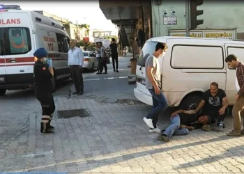 Afri̇ka Sıcağından Etki̇lenen Yaşlı Adam Yolda Bayıldı