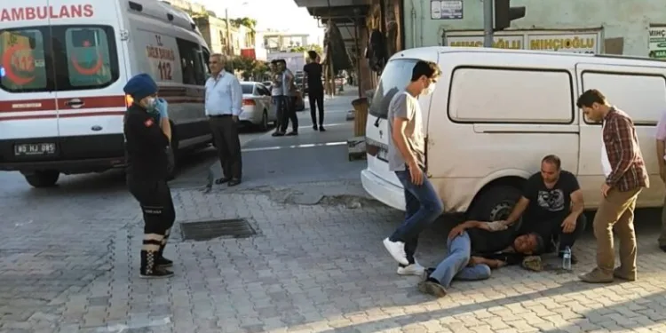 Afri̇ka Sıcağından Etki̇lenen Yaşlı Adam Yolda Bayıldı