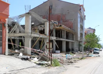 Afyonkarahisar’da çöken binada 2 işçi yaralı