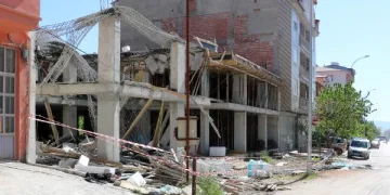Afyonkarahisar’da çöken binada 2 işçi yaralı