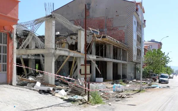 Afyonkarahisar’da çöken binada 2 işçi yaralı