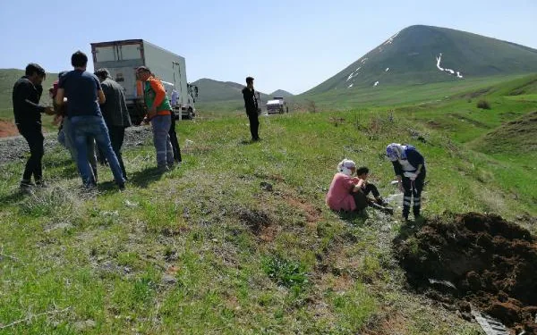 Ağrı’da hafif ticari araç, şarampole uçtu: 6 yaralı
