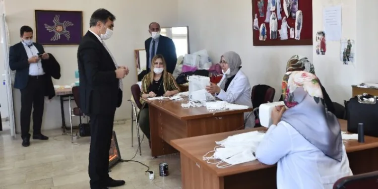 Ahlat Beledi̇yesi̇nden Korona Vi̇rüsle Mücadeleye 10 Bi̇n Maske