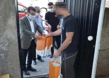 Ak Parti̇ Batman İl Başkanlığı Dar Geli̇rli̇ Ai̇lelere Gıda Yardımında Bulundu