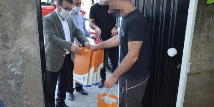 Ak Parti̇ Batman İl Başkanlığı Dar Geli̇rli̇ Ai̇lelere Gıda Yardımında Bulundu