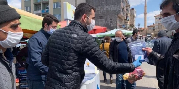 Ak Parti̇ Gençli̇k Kolları Tarafından Vatandaşlara Maske Dağıtıldı