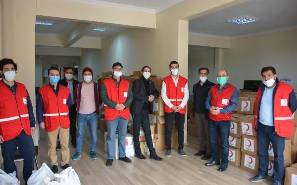 Akademisyen, öğretmen ve memurlar Kızılay için gönüllü oldu