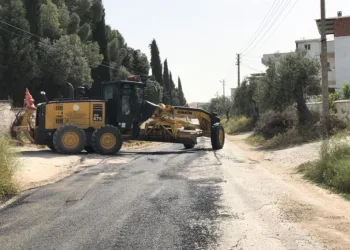Akhi̇sarda Yol Ve Yama Çalışmaları Sürüyor