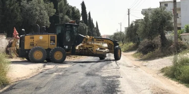 Akhi̇sarda Yol Ve Yama Çalışmaları Sürüyor