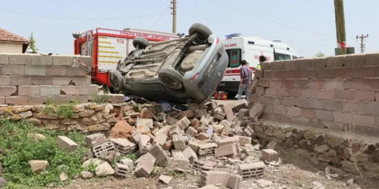 Aksarayda Otomobi̇l Takla Attı: 1 Ölü, 1 Ağır Yaralı