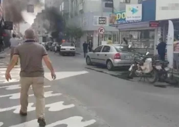 Alev alan otomobile ilk müdahaleyi esnaf yaptı