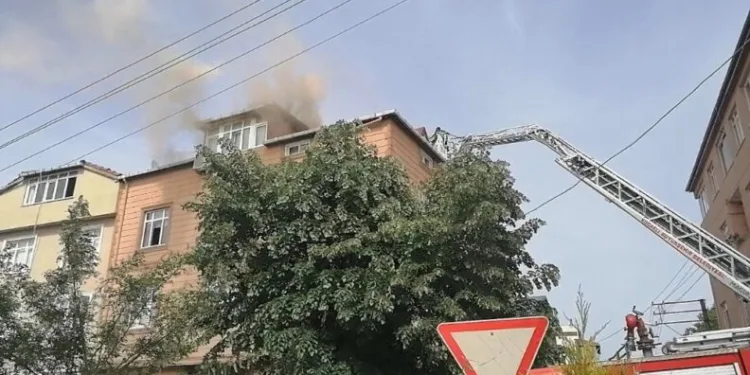Alevlere Tesli̇m Olan Şofben 5 Katlı Bi̇nayı Küle Çevi̇ri̇yordu
