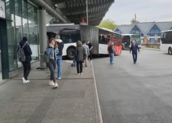 Almanyada Otobüs, Tren İstasyonuna Daldı: 2 Yaralı