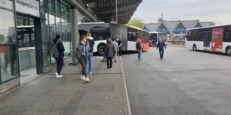 Almanyada Otobüs, Tren İstasyonuna Daldı: 2 Yaralı
