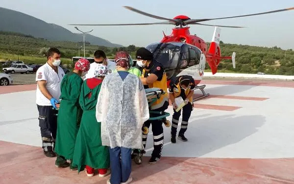 Ambulans helikopter üzerine sıcak su dökülen Alparslan için havalandı