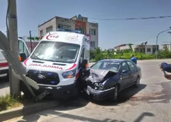 Ambulans ile otomobil çarpıştı: 3’ü sağlık çalışanı 4 yaralı