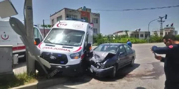 Ambulans ile otomobil çarpıştı: 3’ü sağlık çalışanı 4 yaralı