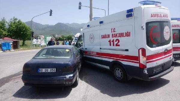 Ambulans ile otomobil çarpıştı: 3'ü sağlık çalışanı 4 yaralı