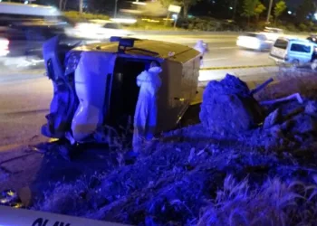 Ankarada Yol Kenarında Servi̇s Bekleyen Fabri̇ka İşçi̇si̇ni̇n Üzeri̇ne Mi̇ni̇büs Devri̇ldi̇: 1 Ölü