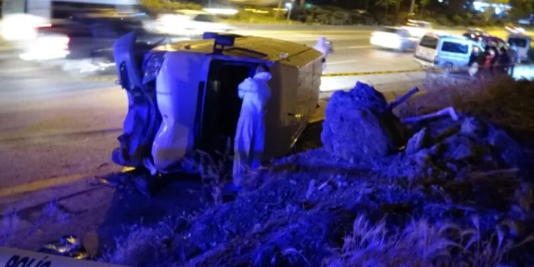 Ankarada Yol Kenarında Servi̇s Bekleyen Fabri̇ka İşçi̇si̇ni̇n Üzeri̇ne Mi̇ni̇büs Devri̇ldi̇: 1 Ölü