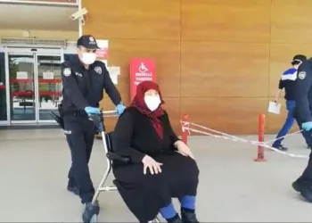 Bursa’da Torun Şiddeti! Babaanne ve dedesi̇ni̇ darp etti̇…