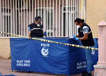 Annesinin cesedi başında ‘Sen ölemezsin’ diyerek gözyaşı döktü