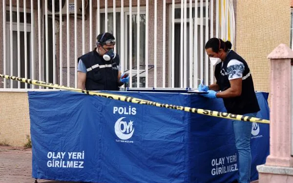 Annesinin cesedi başında ‘Sen ölemezsin’ diyerek gözyaşı döktü