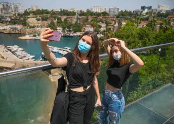 Antalya’da 15- 20 yaş arası gençler sokağa akın etti