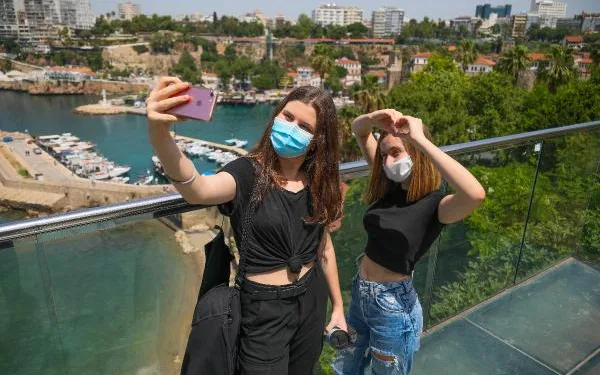 Antalya’da 15- 20 yaş arası gençler sokağa akın etti