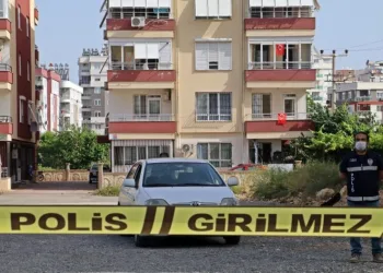 Antalyada Kısmi̇ Karanti̇naya Alınan İki̇ Mahallede Sıkı Kontrol