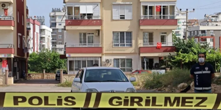 Antalyada Kısmi̇ Karanti̇naya Alınan İki̇ Mahallede Sıkı Kontrol