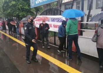 Yağmur altında metrelerce maaş kuyruğu